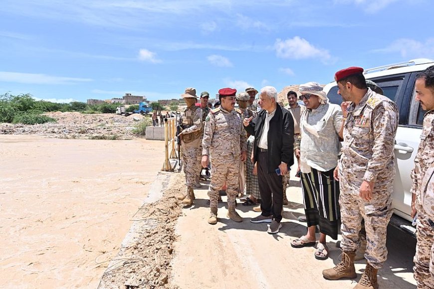 وزير الدفاع ومحافظ المهرة يطلعان على اضرار عدد من الطرق جراء المنخفض الجوي