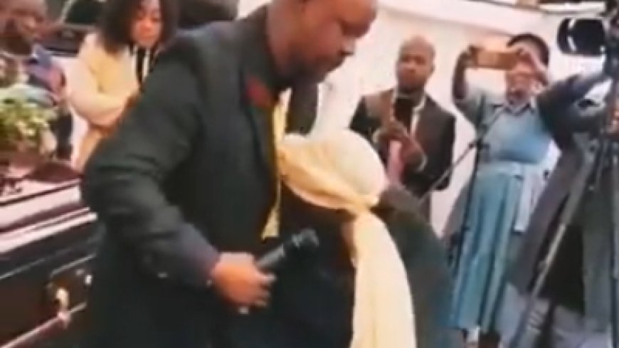 رجل يتقدم لخطبة أرملة أثناء جنازة زوجها.. ( فيديو )