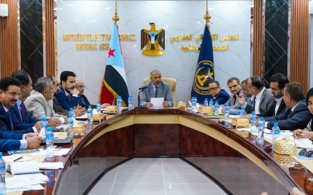 هيئة رئاسة الانتقالي تشدد على سرعة إنجاز مصفوفة الحلول العاجلة لوقف التدهور الاقتصادي والخدمي 