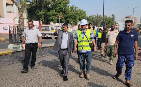 مدير عام الشيخ عثمان يتفقد أعمال فرش الطبقة الإسفلتية لشارع الفنان محمد سعد عبدالله