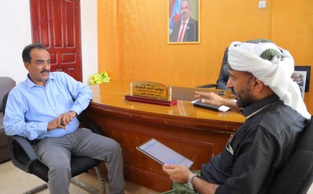 الزهري و المحضار يناقشان آلية تحصيل الواجبات الزكوية بخورمكسر