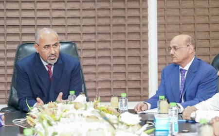 اللواء الزُبيدي يتفقد سير العمل في البنك المركزي ويجدد دعم مجلس القيادة لقراراته