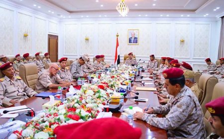 وزير الدفاع يترأس اجتماعاً لقيادة القوات المسلحة ويؤكد تأييد المؤسسة العسكرية لإجراءات البنك المركزي