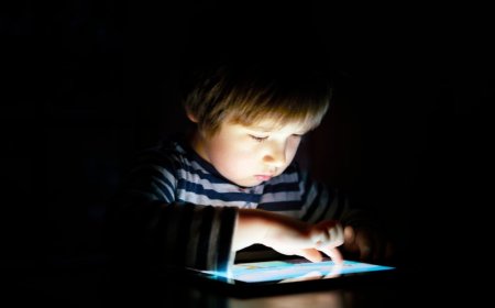 المدرسة أم الآباء.. من المسؤول عن حماية الأطفال من السوشال ميديا؟