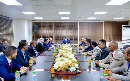 رئيس الوزراء يزور البنك المركزي اليمني ويؤكد دعم الحكومة لإجراءات حماية القطاع المصرفي