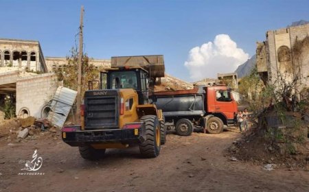 انفجار وإصابة جندي وسيارات الإسعاف تهرع للمكان.. هذا ما حدث عند فتح طريق تعز