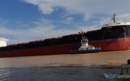 الجيش الأميركي يؤكد إصابة السفينة "توتور" بزورق حوثي