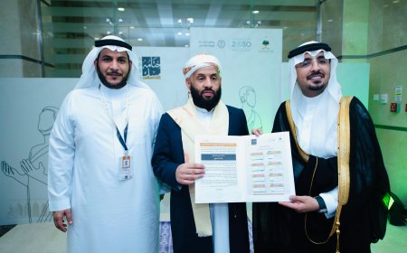 وزير الأوقاف يشارك في حفل تكريم الجهات المشاركة بموسم الحج ويتسلم وثيقة الترتيبات الأولية لمكتب حجاج اليمن للموسم القادم