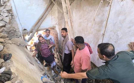 محافظ حضرموت يُشرف على عملية الإنقاذ بالمنزل المُنهار بالمكلا ويوجّه بعلاج المصابين ورفع وتيرة عمليات الإنقاذ