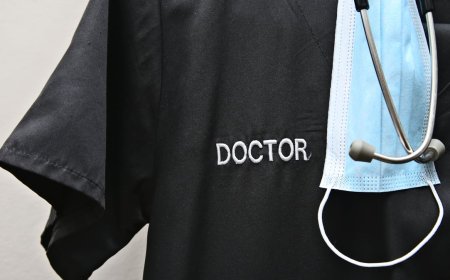 حزن وجدل بعد وفاة طبيبة مشهورة بخطأ جراحي في تعز