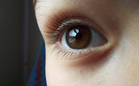 ليس للترطيب فحسب.. وظيفة قد لا تعرفها لعملية الرمش