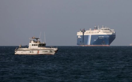 أضرار بسفينة يجبر طاقمها على تركها قبالة نشطون في اليمن