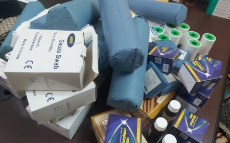الصحة المدرسية بعدن توزع أدوات الإسعافات الأولية للمراكز الاختبارية بالمحافظة استعداداً للاختبارات الوزارية