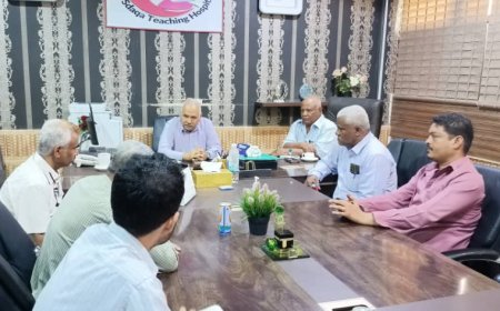 مدير صحة عدن يناقش مع إدارة مستشفى الصداقة معالجة الكهرباء بالخط الساخن 