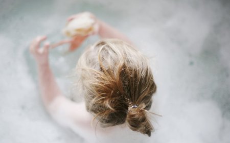 أم تقتل طفليها "خنقا" في حوض الاستحمام