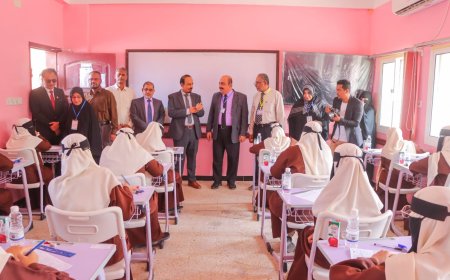 محافظ حضرموت يدشّن اختبارات إنهاء شهادة الثانوية العامة ويوجّه بتوفير البيئة العلمية المحفّزة لإنجاحها