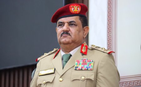 وزير الدفاع: بلادنا وشعبنا وقواتنا المسلحة بمختلف تشكيلاتها تخوض اليوم معركة وطنية في مواجهة المليشيات الحوثية الإرهابية