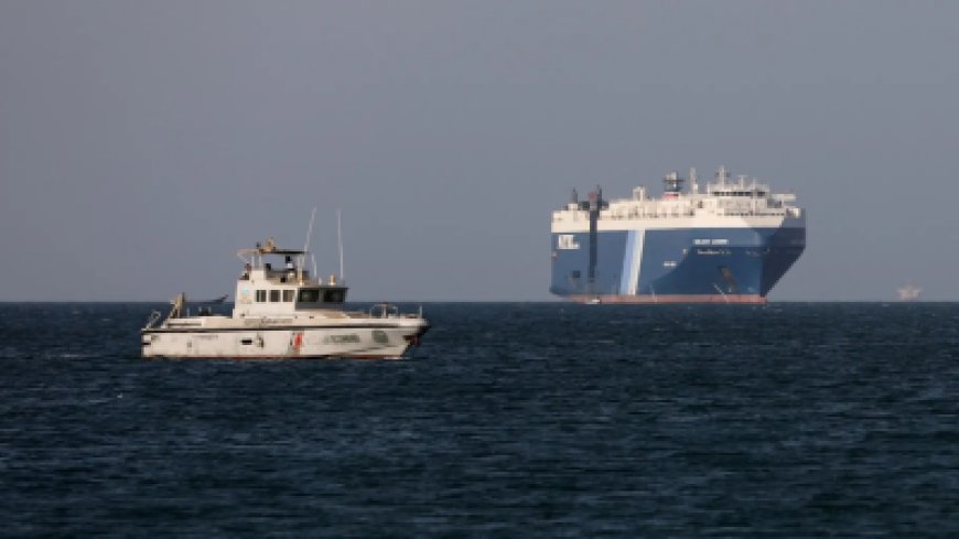 أضرار بسفينة يجبر طاقمها على تركها قبالة نشطون في اليمن
