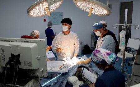 وسط دهشة الأطباء.. يمني يبتلع 80 قلم حبر وسماعتي أذن ( فيديو)