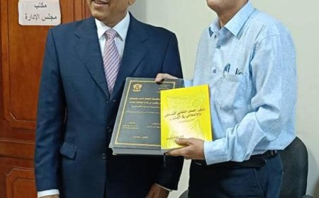 الدكتور عمر بامحسون يمنح الباحث شادي محمد قباطي شهادة تقدير عقب تكريمه في بريطانيا وامريكا لتميزه العلمي