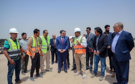 رئيس الوزراء يقوم بزيارة الى محطة الطاقة الشمسية في عدن والمتوقع دخولها الخدمة خلال أيام
