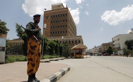 صحيفة سعودية تفجر مفاجأة من العيار الثقيل : بهذه الطريقة تم عزل الحوثيين عن العالم!