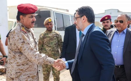 رئيس الوزراء بن مبارك يقوم بزيارة ميدانية الى القاعدة الإدارية العسكرية في عدن