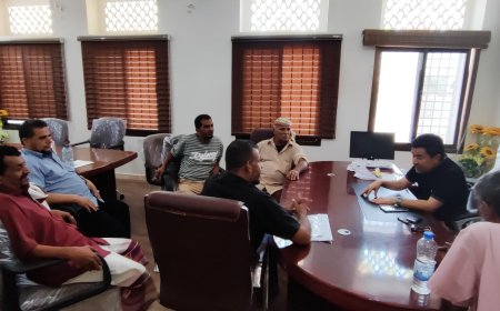 فريق من اللجان المجتمعية والطوعية بحي السلام يلتقي أمين محلي خور مكسر لمناقشة قضية استكمال بناء المدرسة المتعثرة