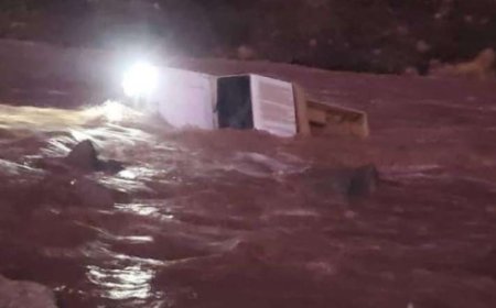 سيول الأمطار تجرف طقمين عسكريين في لحج