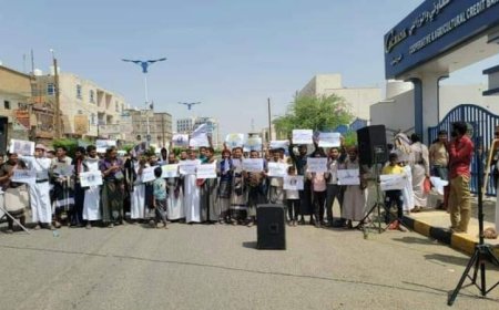 خروج مظاهرات غاضبة في هذه المحافظة ضد تأجيل قرارات البنك المركزي بعدن