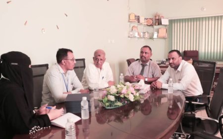 طريق و الجمحي يناقشان مع جمعية الوصول الإنساني للشراكة والتنمية كيفية تنفيذ مخيم القرنية و الشبكية و الحول بحضرموت  