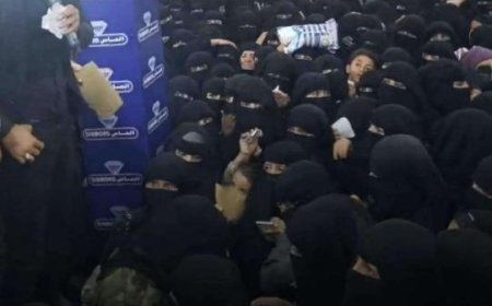 احتشاد نسائي هائل أمام مول في صنعاء لسبب صادم