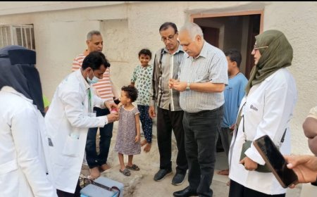 مدير عام مكتب الصحة بعدن يتفقد سير تنفيذ حملة التحصين ضد شلل الاطفال بالمديريات
