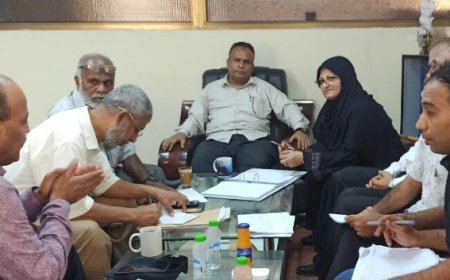 رئيس هيئة مصائد خليج عدن يبحث مع مدير أشغال عدن توريد وتركيب مصنع ثلج مجروش في مركز إنزال الدوكيار