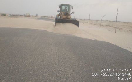 المؤسسة العامة للطرق والجسور بشبوة تواصل عملها في إزاحة الرمال عن الطريق الدولي