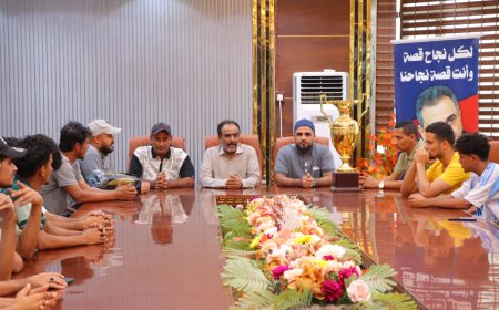 مدير عام مديرية خور مكسر يكرم فريق حي السلام المتوج ببطولة الهوكي الرمضانية