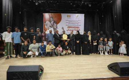 الارياني يكرم اسرة الفنان الراحل كرامة مرسال ويؤكد التوجه لعمل متحف خاص بمقتنياته