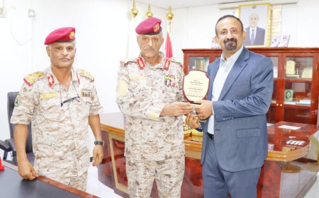 رئاسة هيئة الأركان العامة تمنح وكيل شؤون الشهداء والجرحى درعاً تكريمياً 