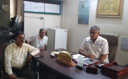 عميد كلية الآداب بعدن يلتقي نظيره بجامعة المهرة