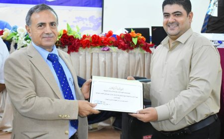 على هامش ورشة قسم الفنون والتصميم... رئيس جامعة عدن يُكرّم مؤسسة الرسالة للتنمية