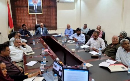 وزير المياه والبيئة يبحث الخيارات المتاحة لتحلية مياه البحر بعدن