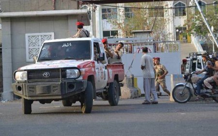 مجهولون يرمون قنبلة على منزل ضابط أمني في تعز