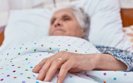 نحيب تحول إلى زغاريد.. مسنة  تعود من الموت خلال مراسم جنازتها