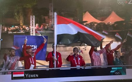 لاعبو اليمن يرفعون العلم في حفل افتتاح دورة الألعاب الأولمبية (باريس 2024)