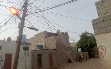 سقوط كيبل كهربائي بجوار منازل المواطنين بحي عبدالقوي بالشيخ عثمان بعدن .. وينذر بكارثة