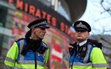 شرطة مانشستر تعتدي بوحشية على شابين مسلمين في المطار ( فيديو )