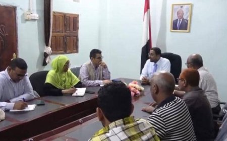 وكيل أول الحديدة يبحث مع برنامج الغذاء العالمي سبل مواجهة الإسهالات المائية