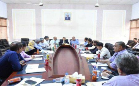 في اجتماعٍ للجنة العليا للمناهج ..   رئيس جامعة عدن يدعو إلى العمل على تحديث البرامج وفق المواصفات العالمية والاعتماد الأكاديمي