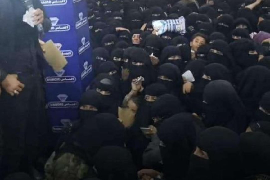 احتشاد نسائي هائل أمام مول في صنعاء لسبب صادم