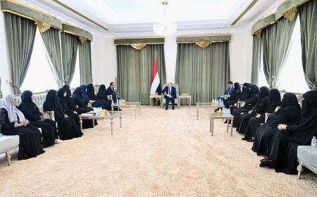 رئيس مجلس القيادة يؤكد التزام المجلس بتمكين النساء من صنع القرار وبناء السلام